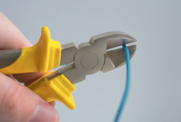 كيف تقطع قناة كهربائية مرنة؟